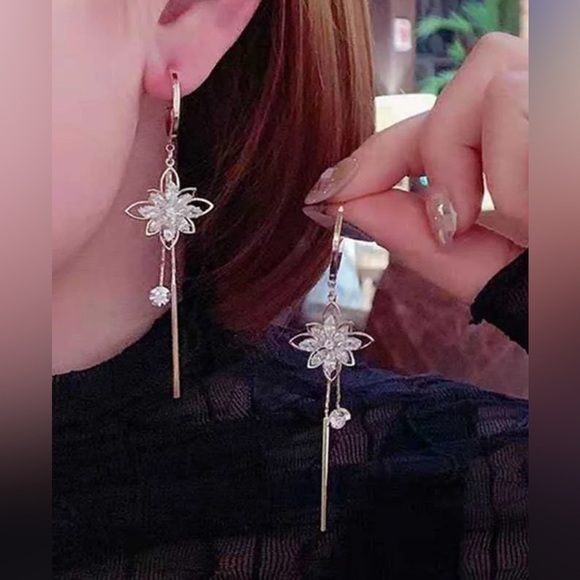 Elegant Gold Lotus Floral Drop Earrings - Picture 6 of 9